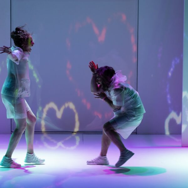 Δελτίο Τύπου | Bloom Theatre Group | Το “The Effect” επιστρέφει στο θέατρο ΑΜΑΛΙΑ