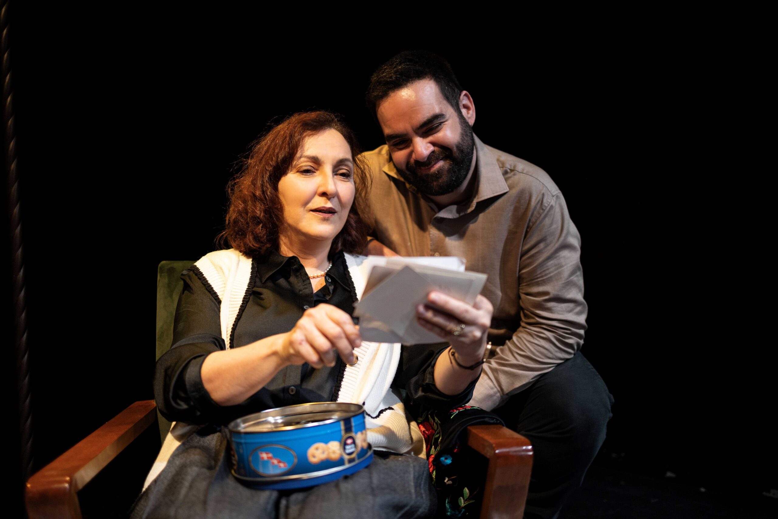 ΠΑΡΑΤΑΣΗ ΠΑΡΑΣΤΑΣΕΩΝ «Το Χελιδόνι» του Γκιλιέμ Κλούα σε σκηνοθεσία Γιάννη Αναστασάκη | Ένα σύγχρονο κοινωνικό δράμα στο Θέατρο ΕΛΕΡ