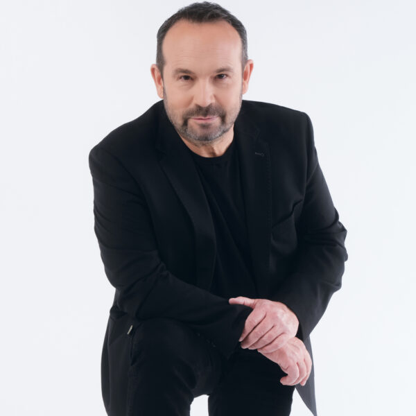 Ο ΚΩΣΤΑΣ ΜΑΚΕΔΟΝΑΣ ΤΡΑΓΟΥΔΑ ΤΗΝ “ΤΡΑΜΠΑΛΑ”!